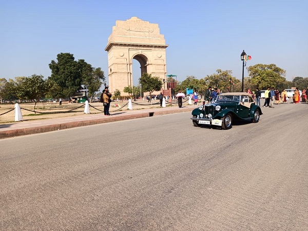 People flouting Covid norms at India Gate lawns fined